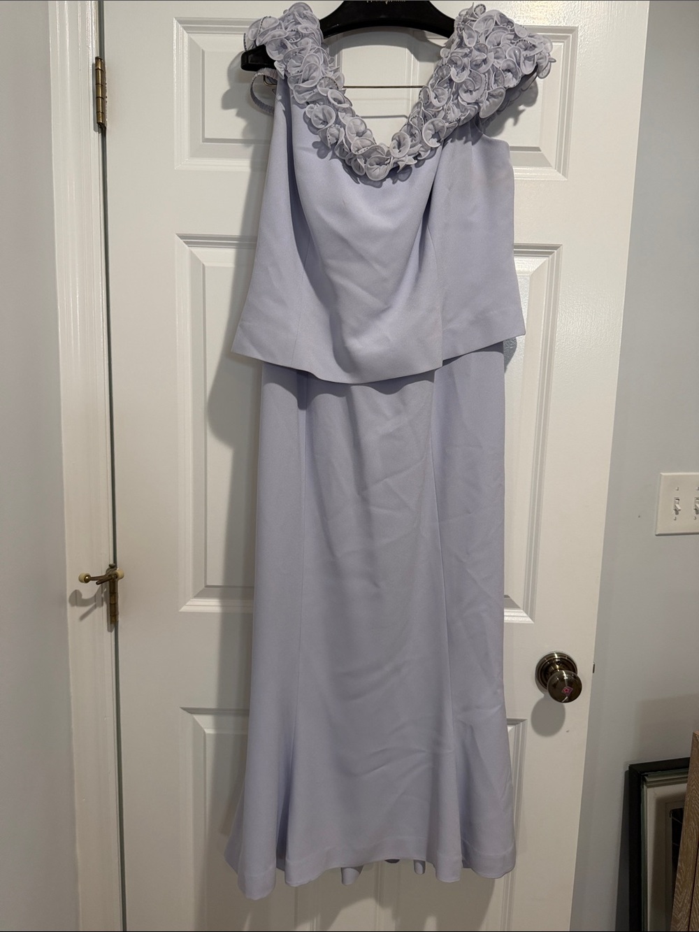 Boutique Ruffle-Detail - Picture 1 of 1